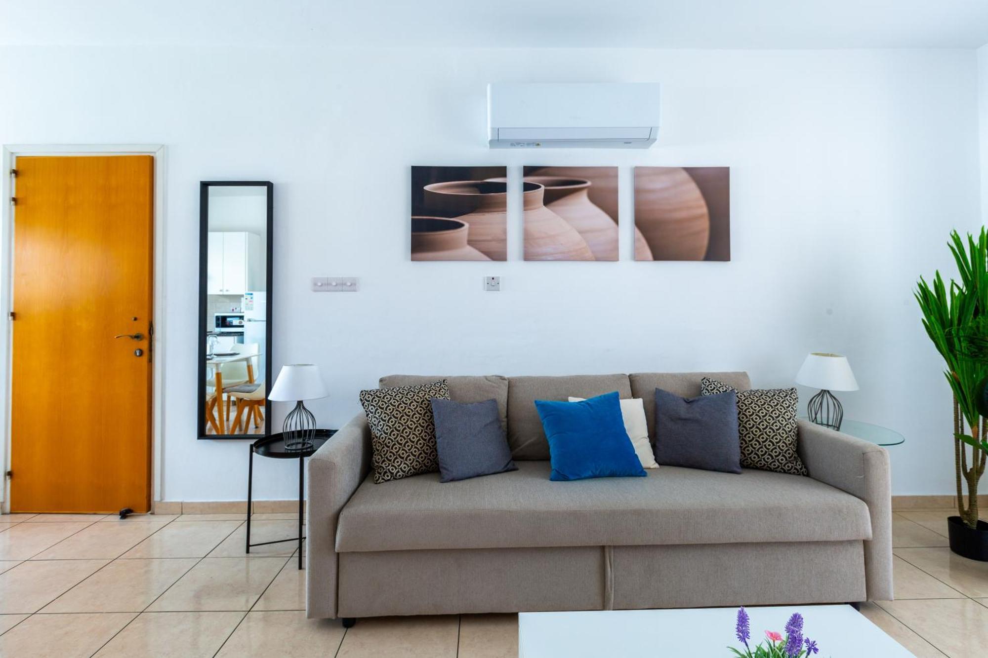 Just Renovated Beautiful 2 Bed In 5 Min Drive To The