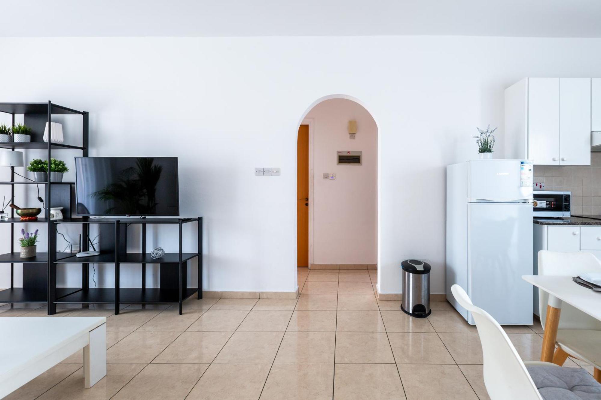 Just Renovated Beautiful 2 Bed In 5 Min Drive To The