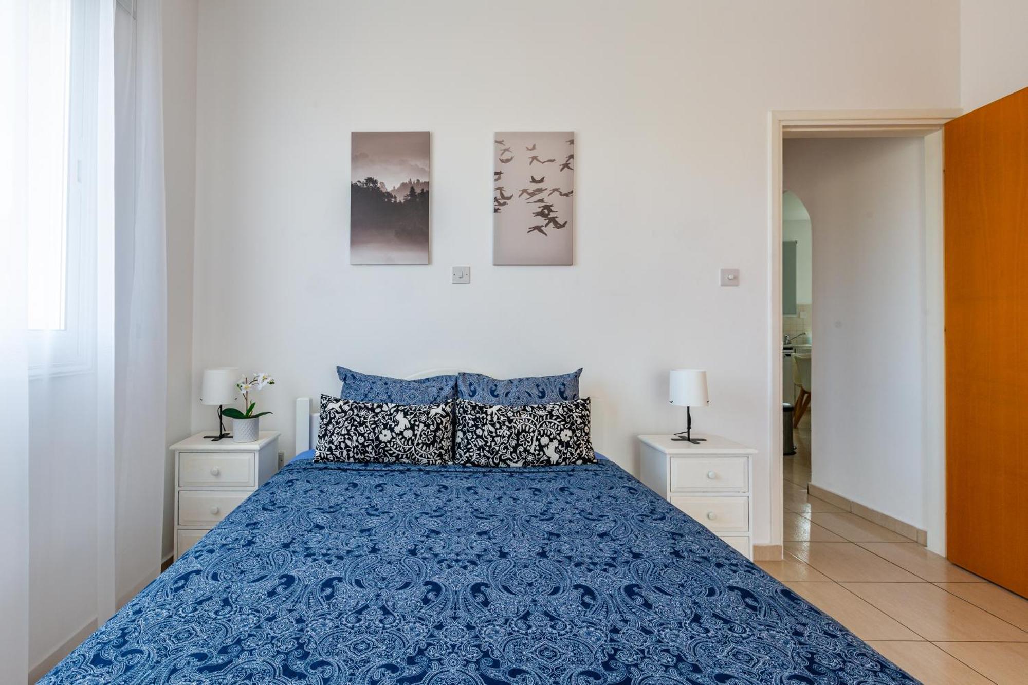 Just Renovated Beautiful 2 Bed In 5 Min Drive To The דירה *