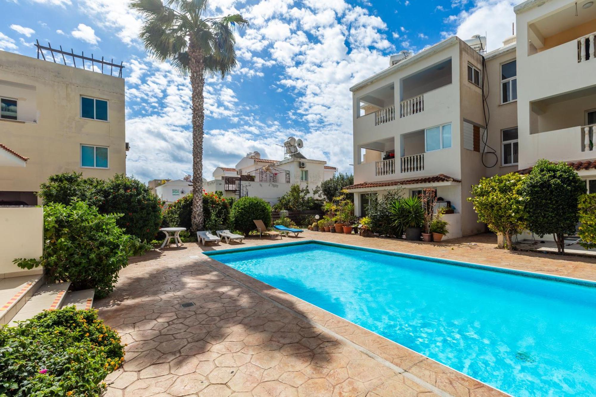 Just Renovated Beautiful 2 Bed In 5 Min Drive To The דירה *