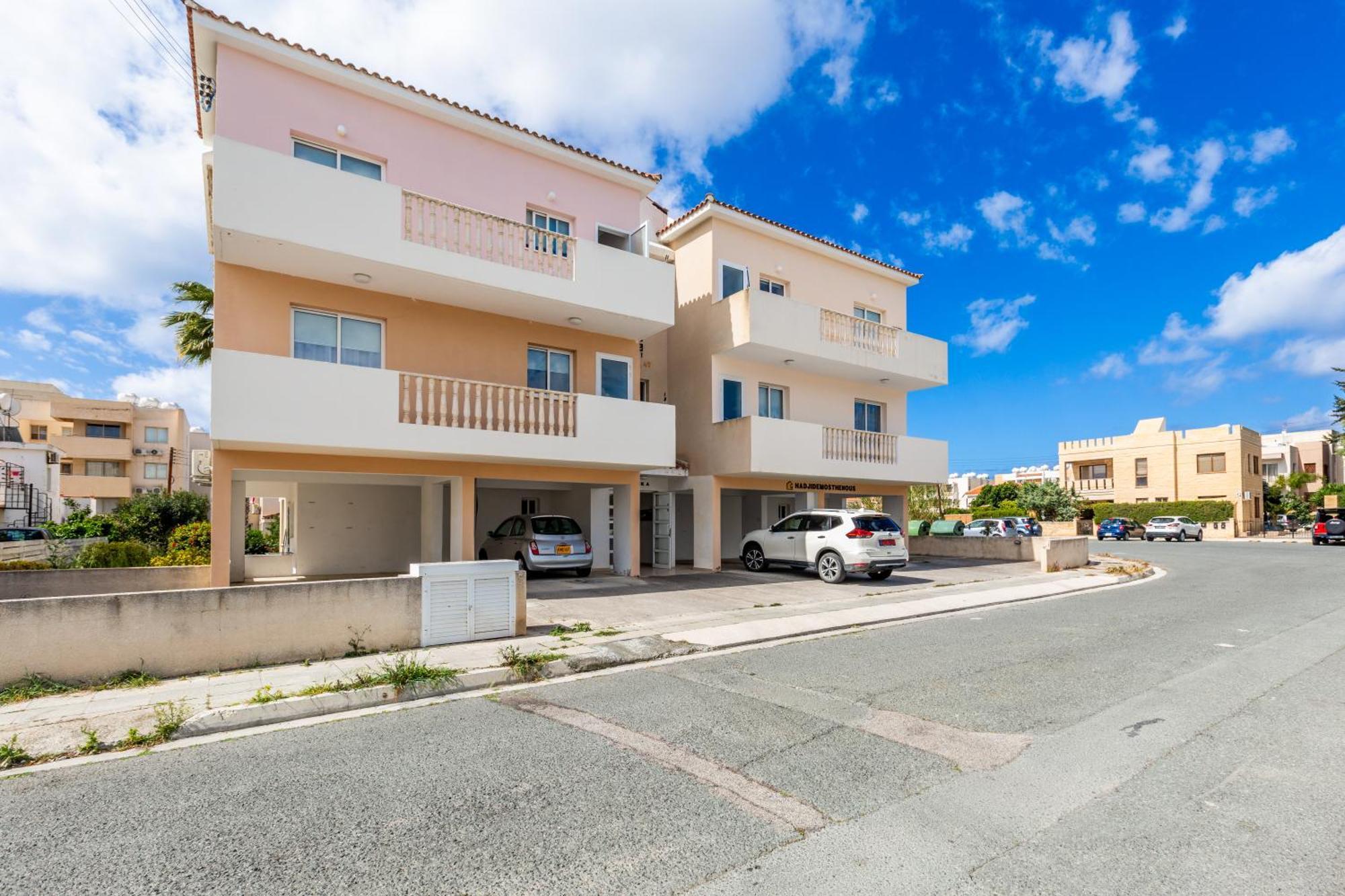 Just Renovated Beautiful 2 Bed In 5 Min Drive To The דירה Paphos