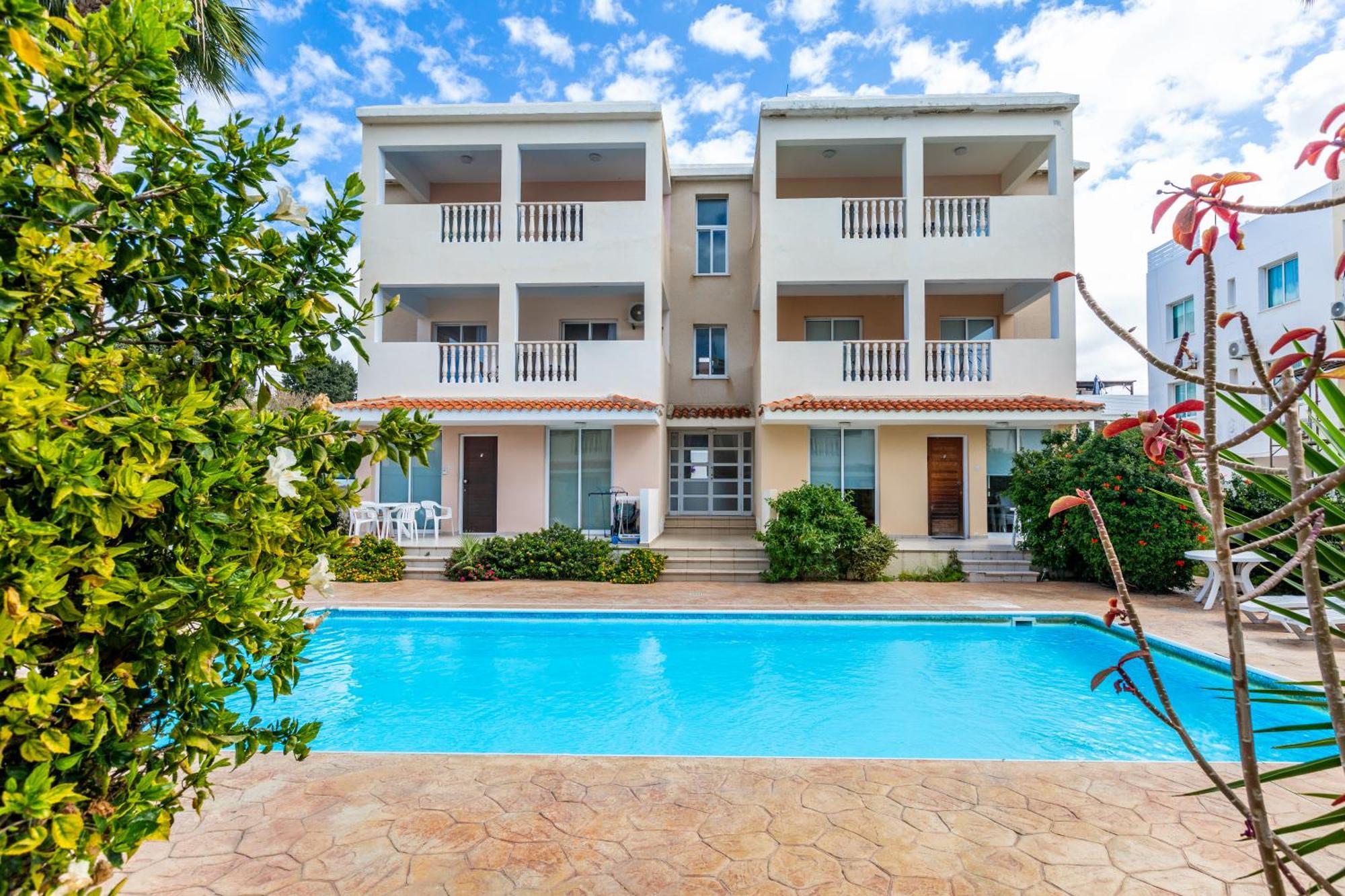 Just Renovated Beautiful 2 Bed In 5 Min Drive To The *