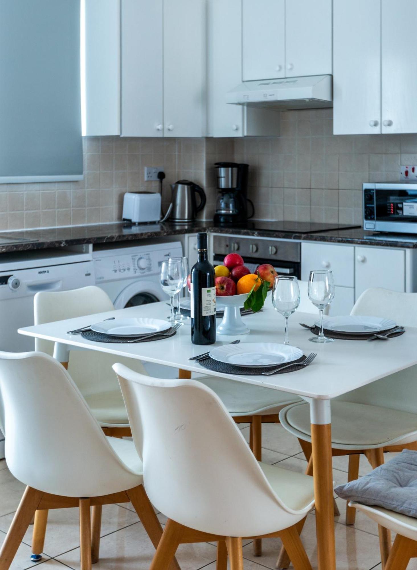 Apartment Just Renovated Beautiful 2 Bed In 5 Min Drive To The *