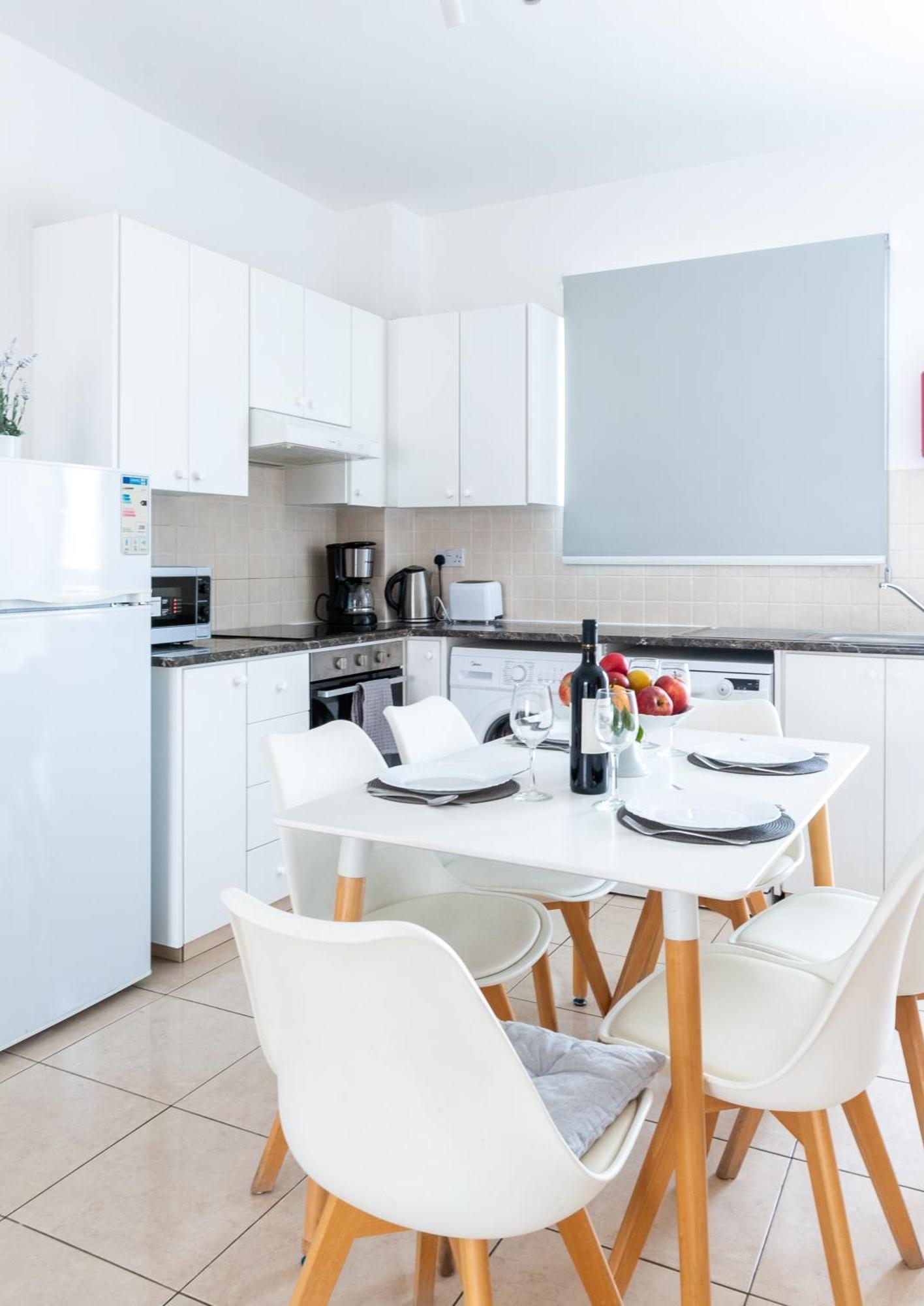 Apartment Just Renovated Beautiful 2 Bed In 5 Min Drive To The *