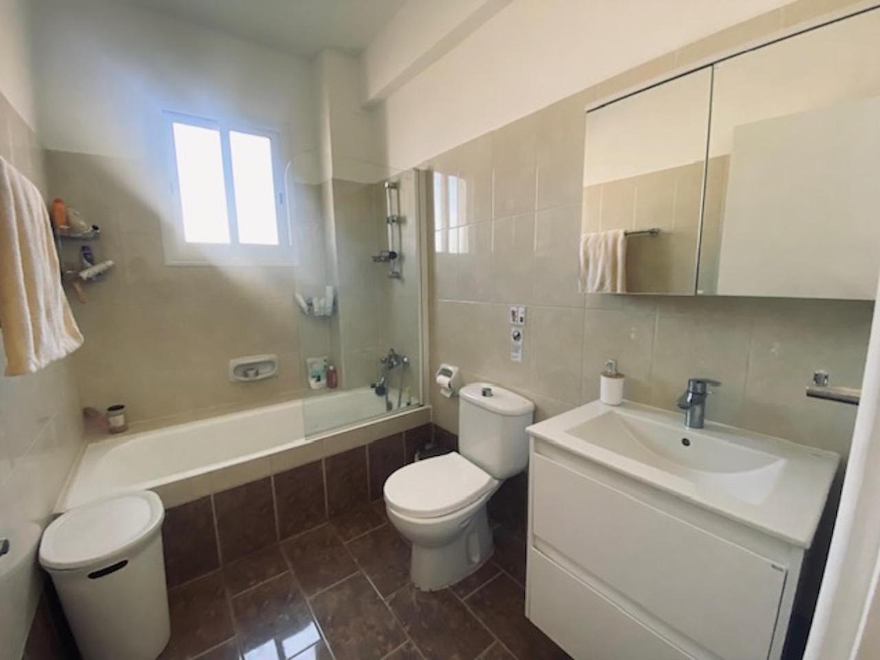 Just Renovated Beautiful 2 Bed In 5 Min Drive To The דירה